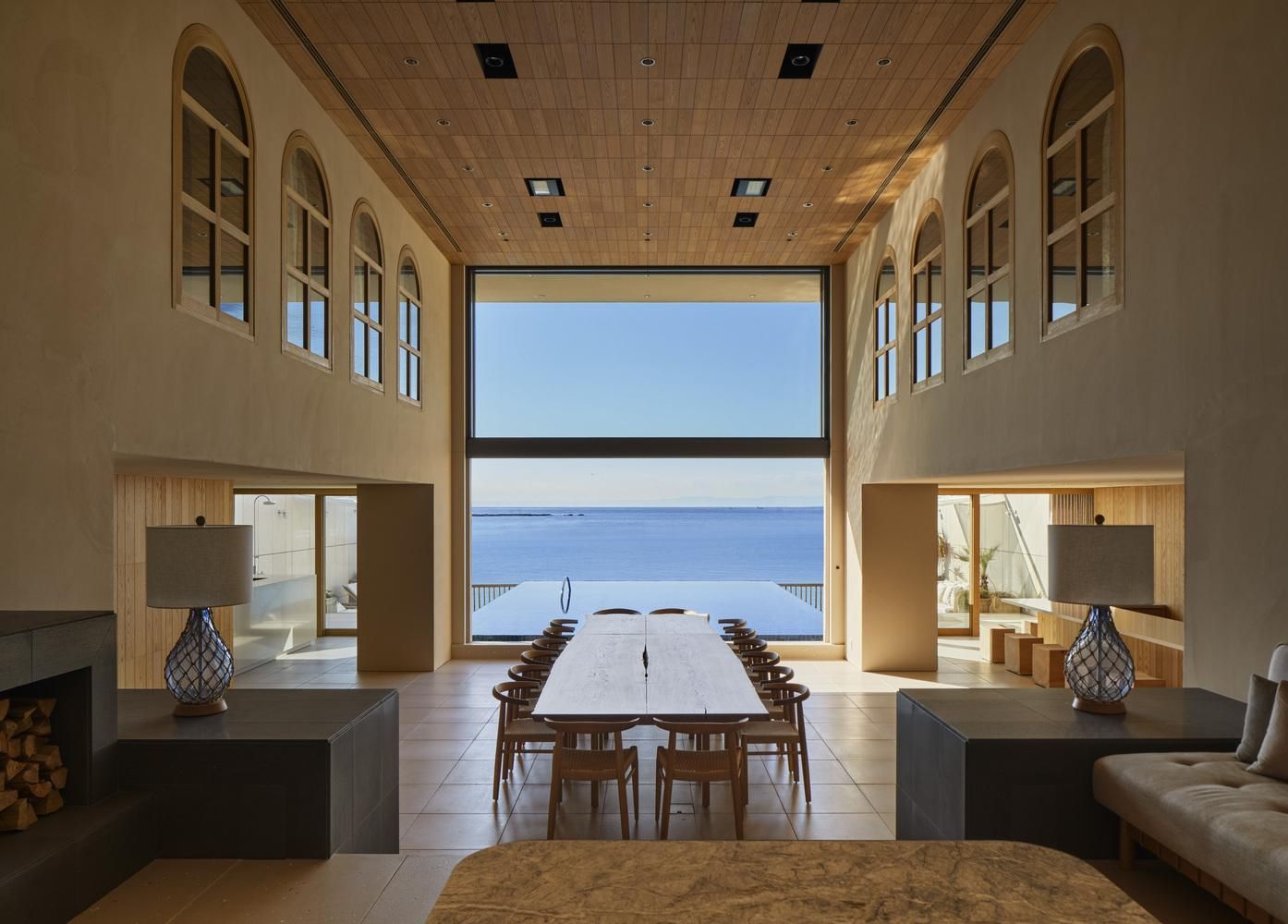 Обед с впечатляющим видом на океан: фото интерьера гостевого домика в Японии Обед с впечатляющим видом на океан: фото интерьера гостевого домика в Японии