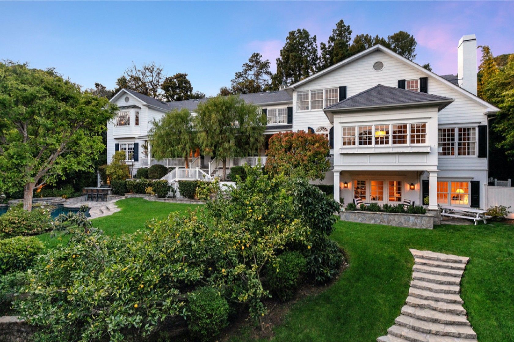 Мила Кунис и Эштон Кутчер продают роскошный дом: фото Мила Кунис и Эштон Кутчер продают роскошный дом: фото