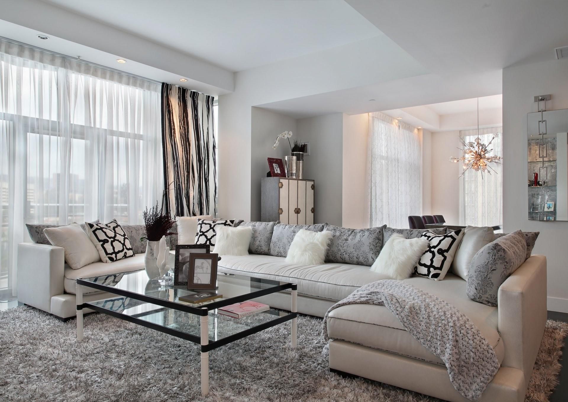 Декор гостиной: что поставить на столик у дивана Декор гостиной: что поставить на столик у дивана