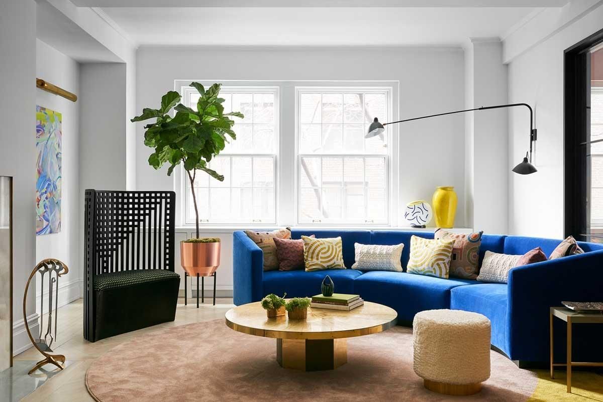 Синий диван в интерьере: с чем он сочетается