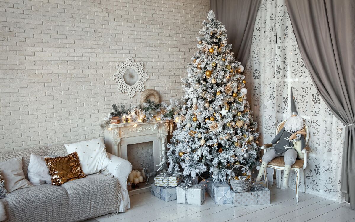 Где найти место для новогодней елки в маленькой квартире: 4 идеи