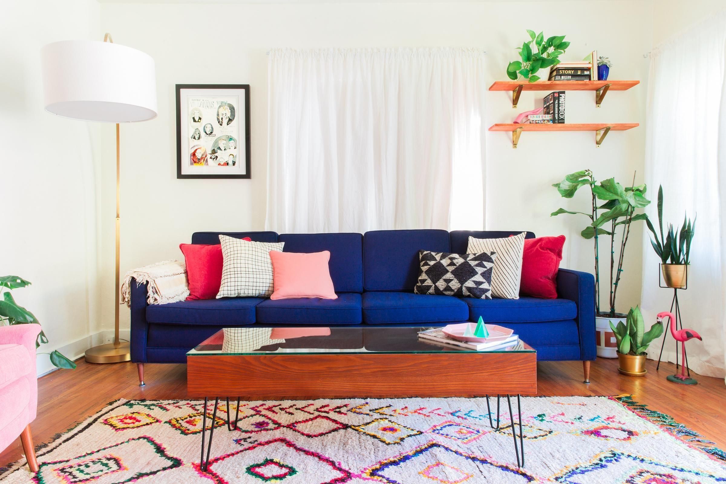 Як вписати яскравий диван в інтер'єр: поради, які зроблять кімнату стильною