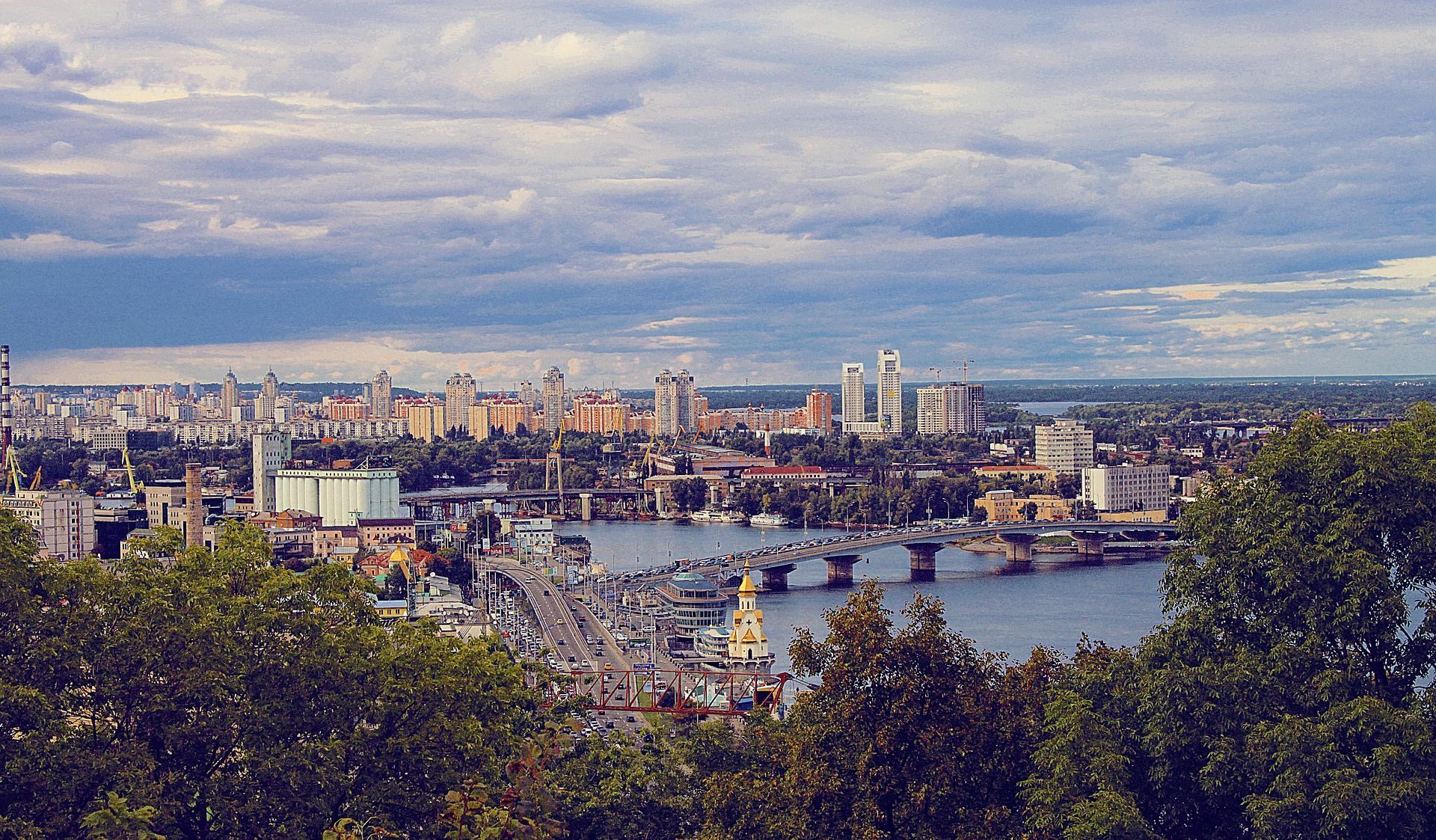 Скільки коштує квартира біля метро у Києві: дані та ціни по районах