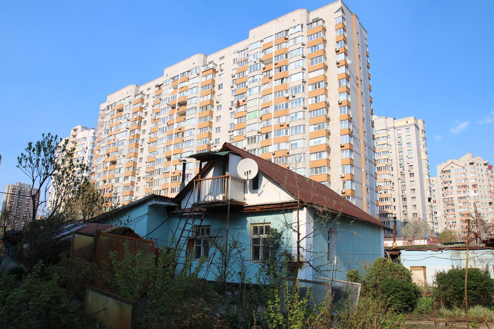 На Позняках посеред ЖК є приватні будинки На Позняках посеред ЖК є приватні будинки