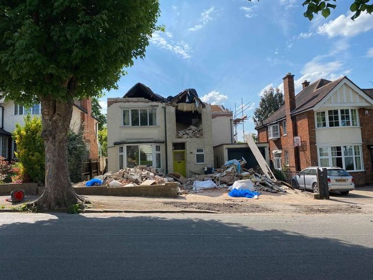 Перетворив будинок на руїни: будівельник жорстоко помстився власнику об'єкта – фото до та після