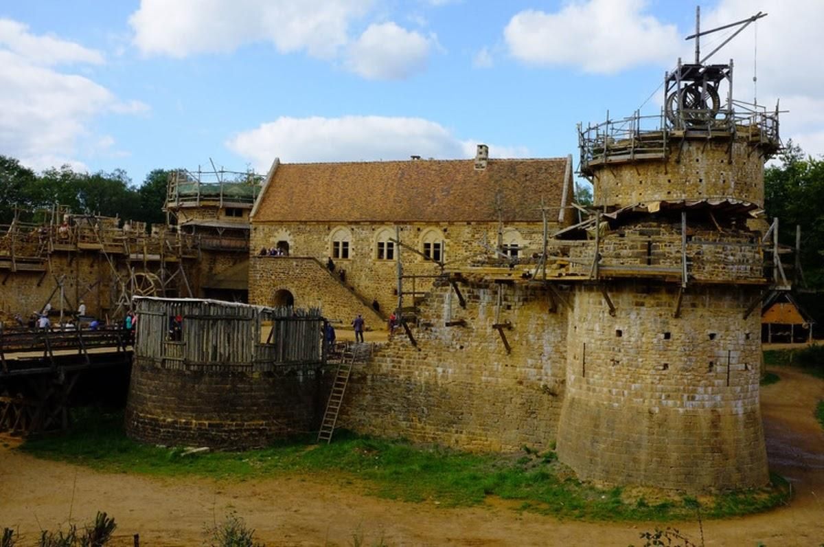 Во Франции строят замок по средневековым технологиям: что это значит и как выглядит объект