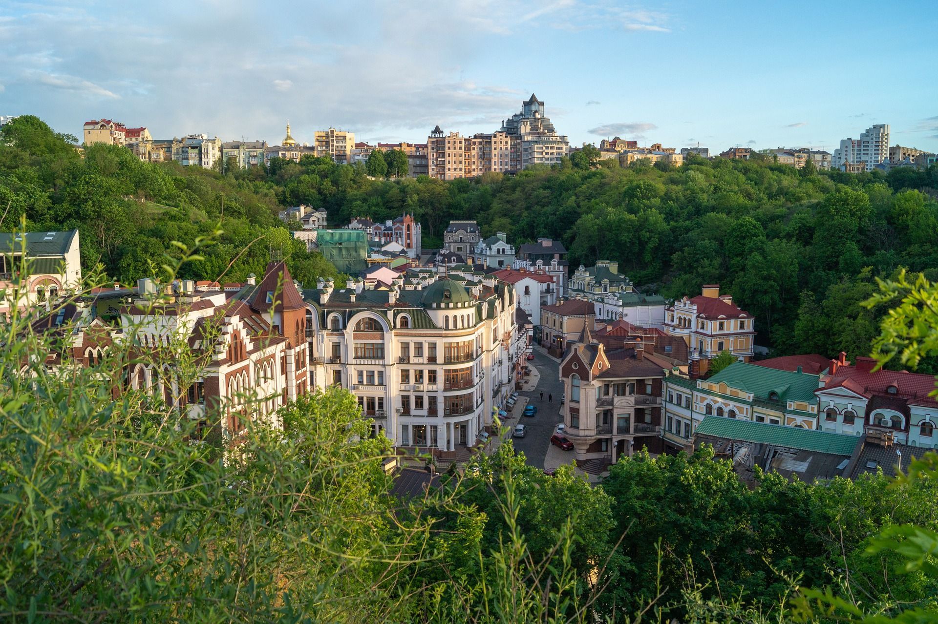 Українці активно інвестують в нерухомість: де краще брати житло - фото