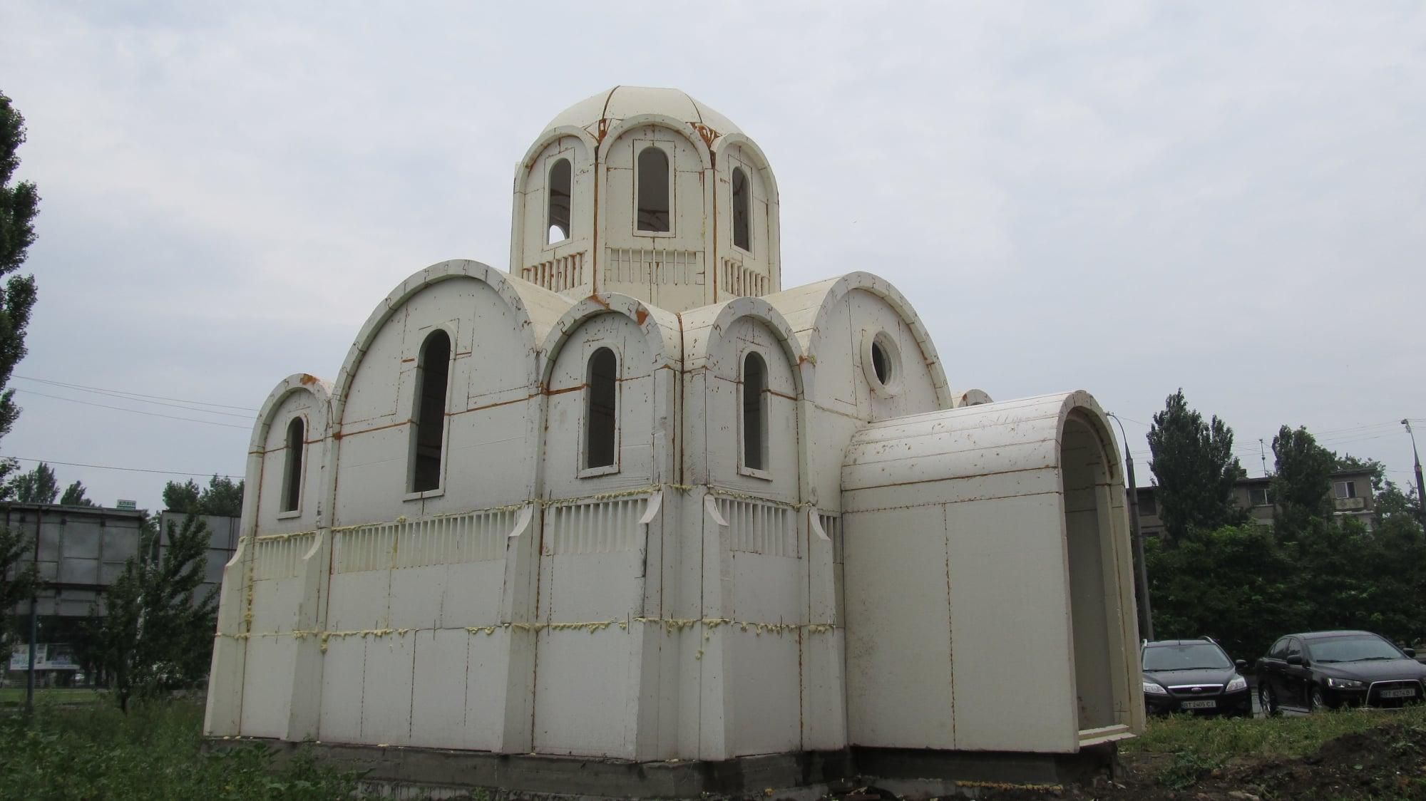 В Херсоне за несколько часов построили церковь: из чего и как она выглядит