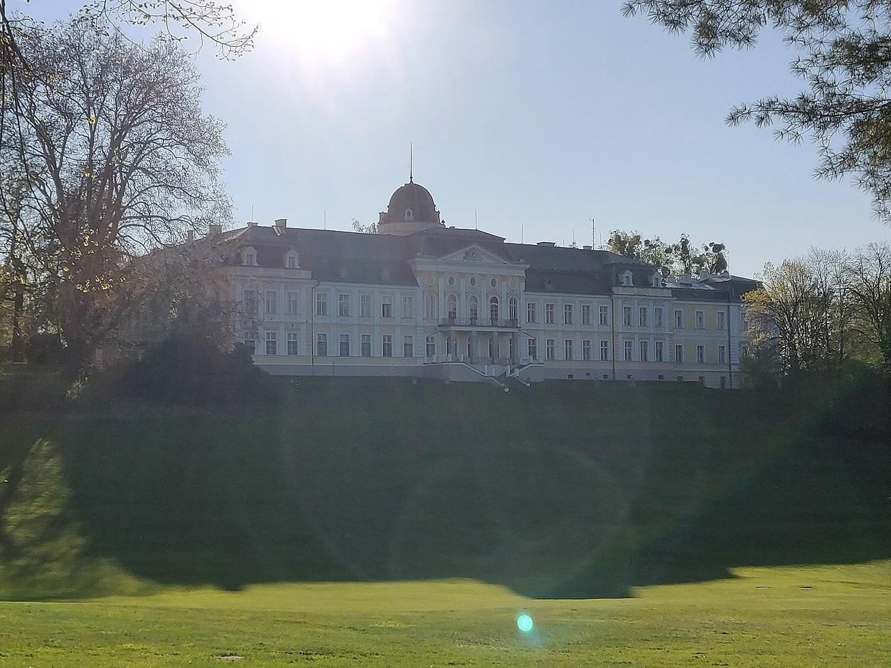 Потомки миллиардера Ротшильда судятся за родовую усадьбу: фото имения Потомки миллиардера Ротшильда судятся за родовую усадьбу: фото имения