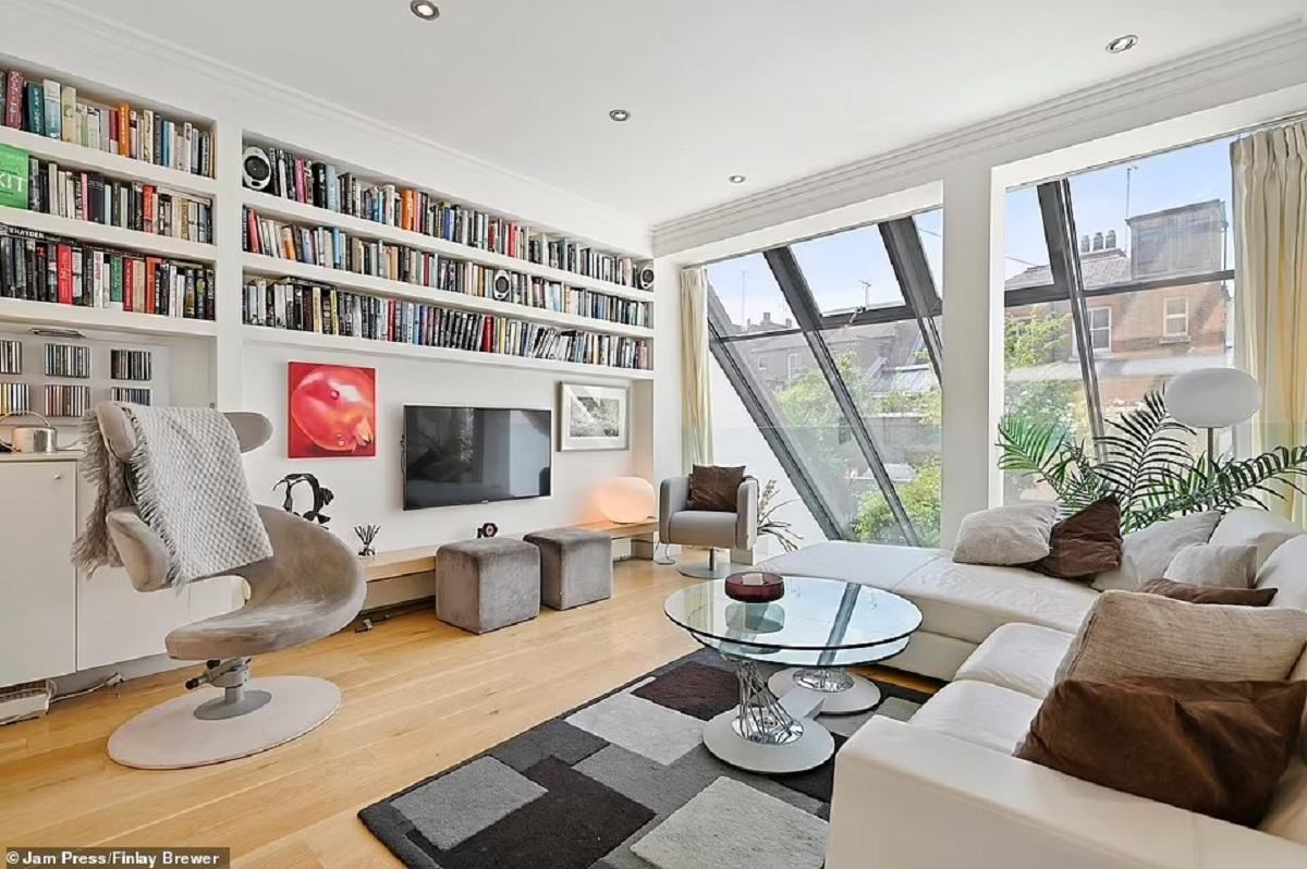 В Лондоне продают суперузкий таунхаус: что в нем есть и как он выглядит изнутри В Лондоне продают суперузкий таунхаус: что в нем есть и как он выглядит изнутри