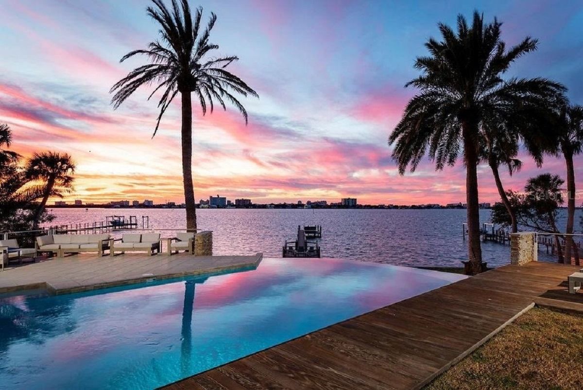 Джон Траволта продав розкішний будинок у США: як виглядає об'єкт Джон Траволта продав розкішний будинок у США: як виглядає об'єкт