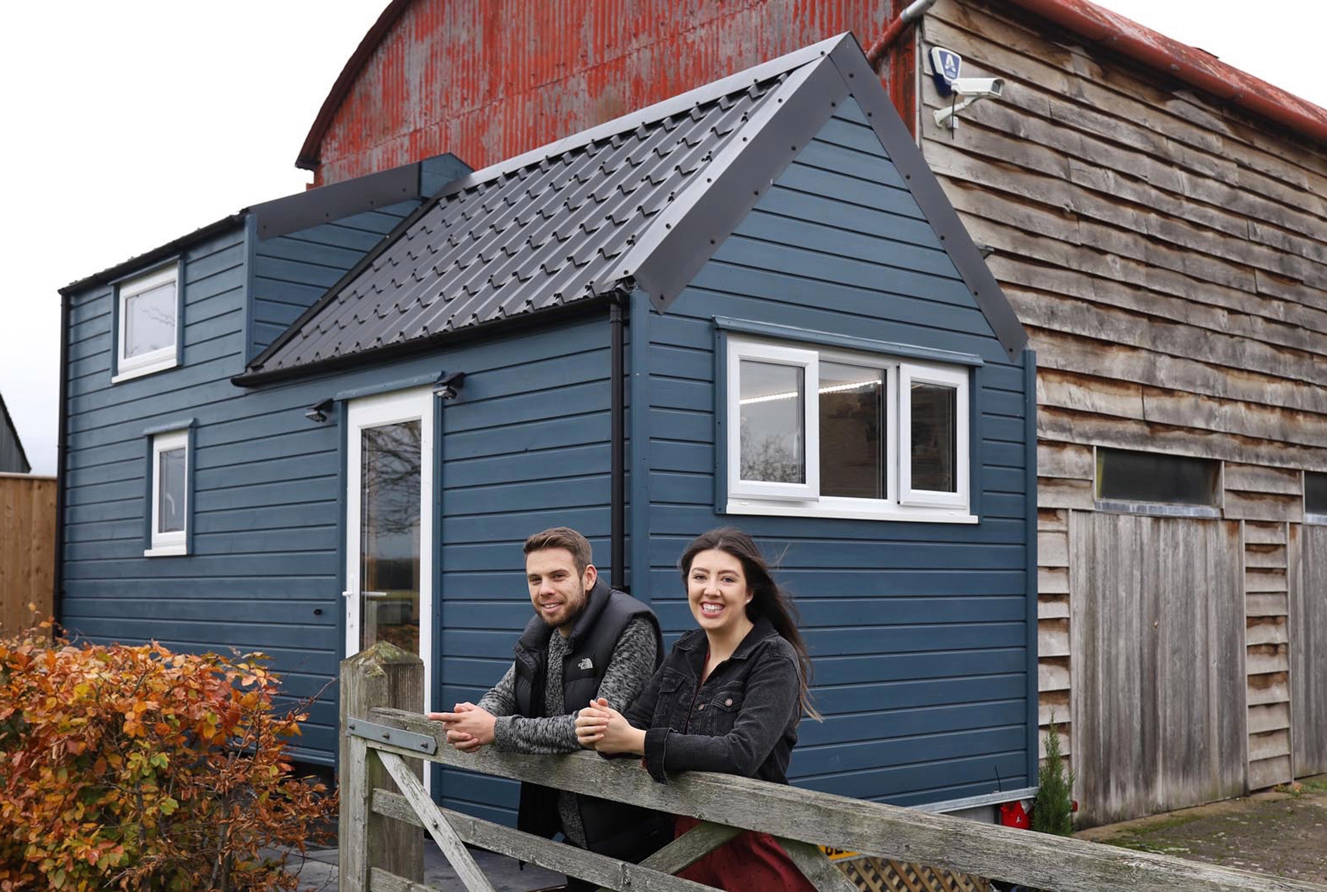 Пара самостійно збудувала крихітний дім за 6 місяців: що з цього вийшло - Нерухомість