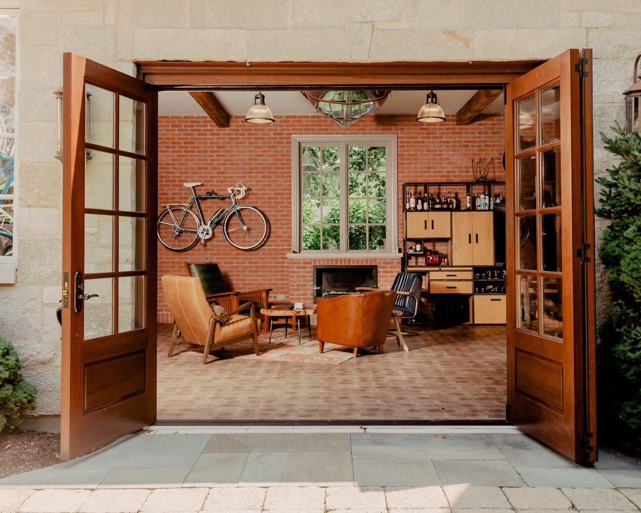 Спортзали, майстерні та паби: як люди зі всього світу змінюють призначення гаражів - Нерухомість Спортзали, майстерні та паби: як люди зі всього світу змінюють призначення гаражів - Нерухомість