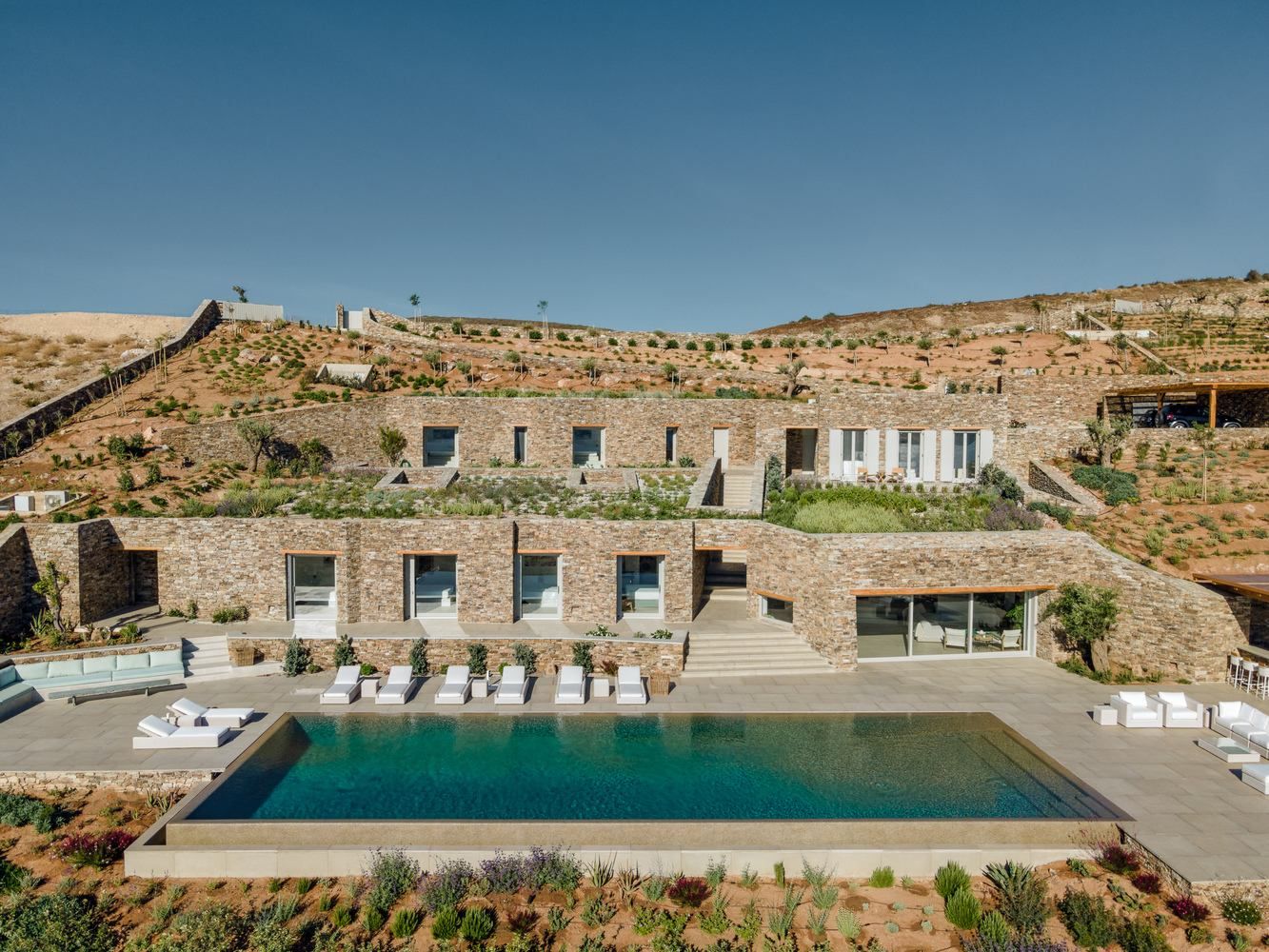 Островная мечта: в Греции построили виллу, которая встроена в каменный ландшафт - Недвижимость