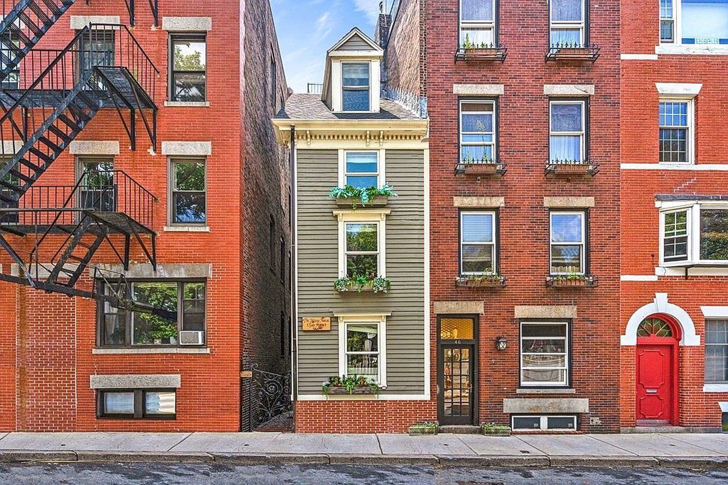 Война за недвижимость: самый узкий дом Бостона продан за рекордно высокую сумму - Недвижимость