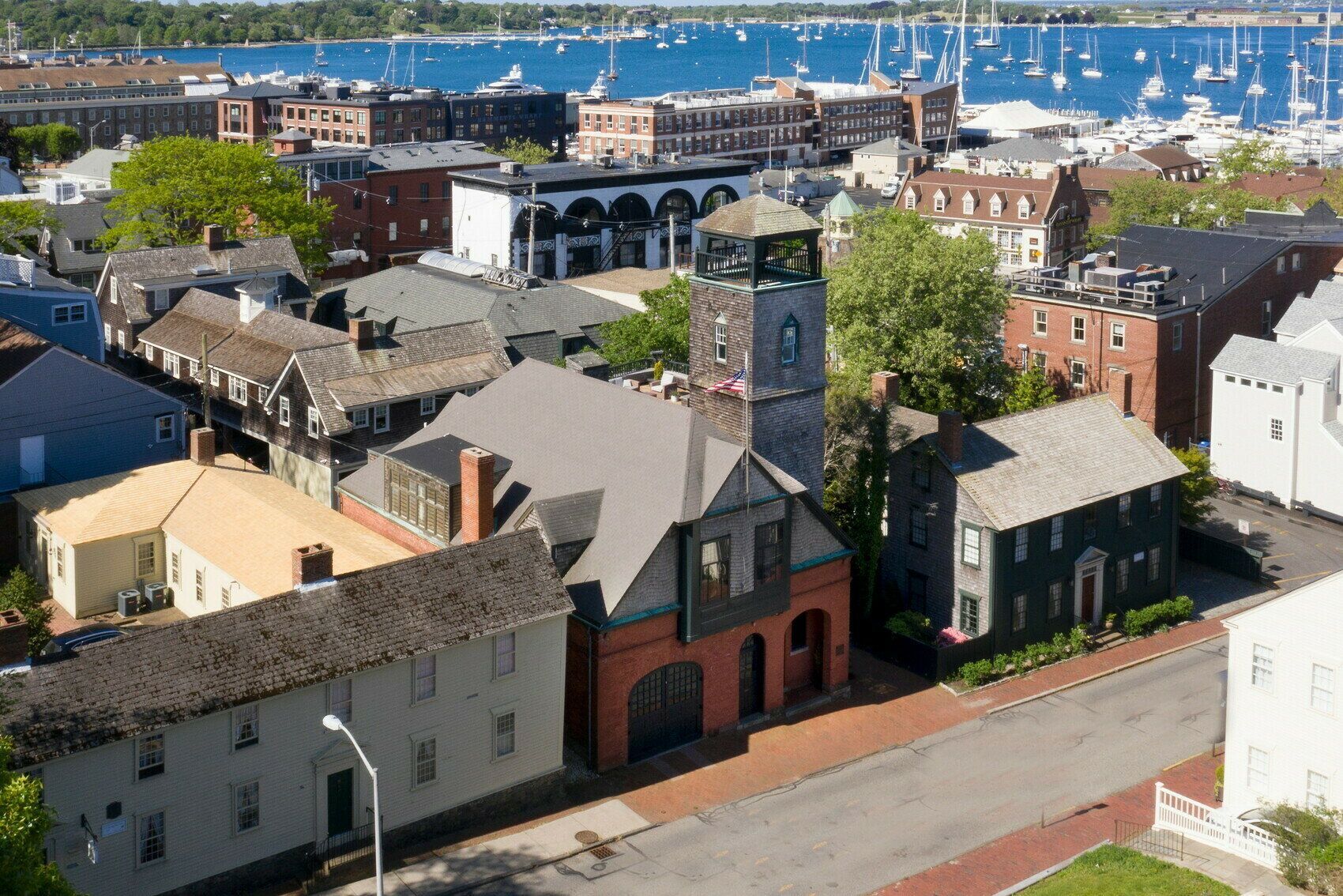 Поселиться в пожарной части: в США продают отремонтированное историческое здание - Недвижимость Поселиться в пожарной части: в США продают отремонтированное историческое здание - Недвижимость