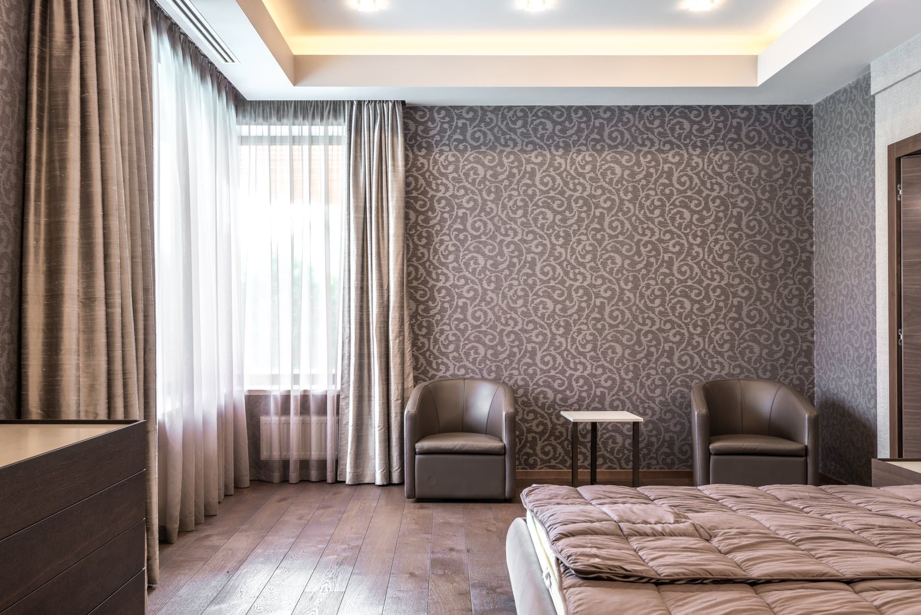 Які шпалери вийшли з моди: уникайте їх, щоб не зіпсувати інтер'єр - Нерухомість Які шпалери вийшли з моди: уникайте їх, щоб не зіпсувати інтер'єр - Нерухомість