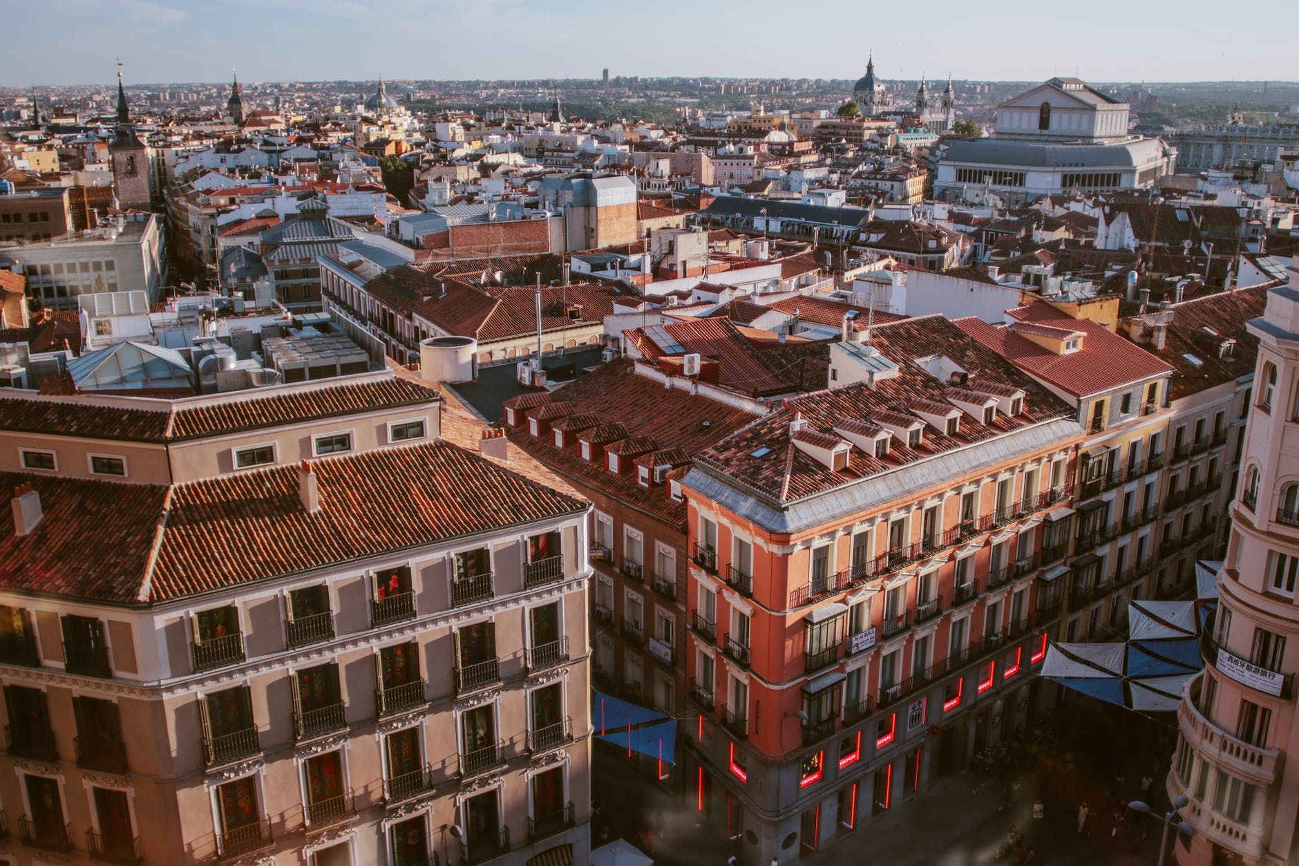Испания планирует выплачивать 300 долларов взрослым, которые переезжают из родительского дома - Недвижимость