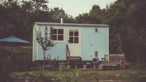 Пара власноруч збудувала крихітний будинок в саду та змогла заробити на його здачі в оренду