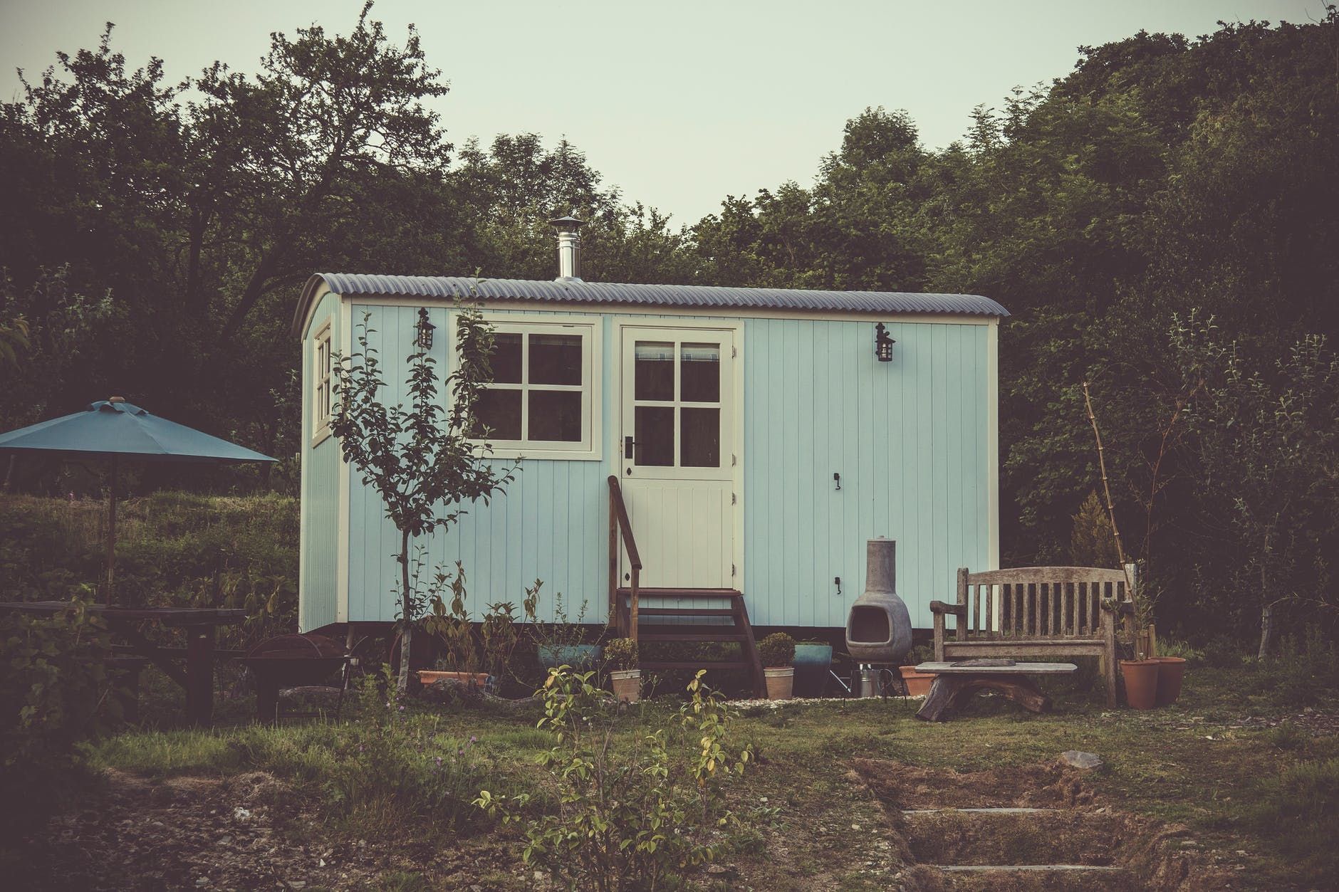Пара власноруч збудувала крихітний будинок в саду та змогла заробити на його здачі в оренду - Нерухомість