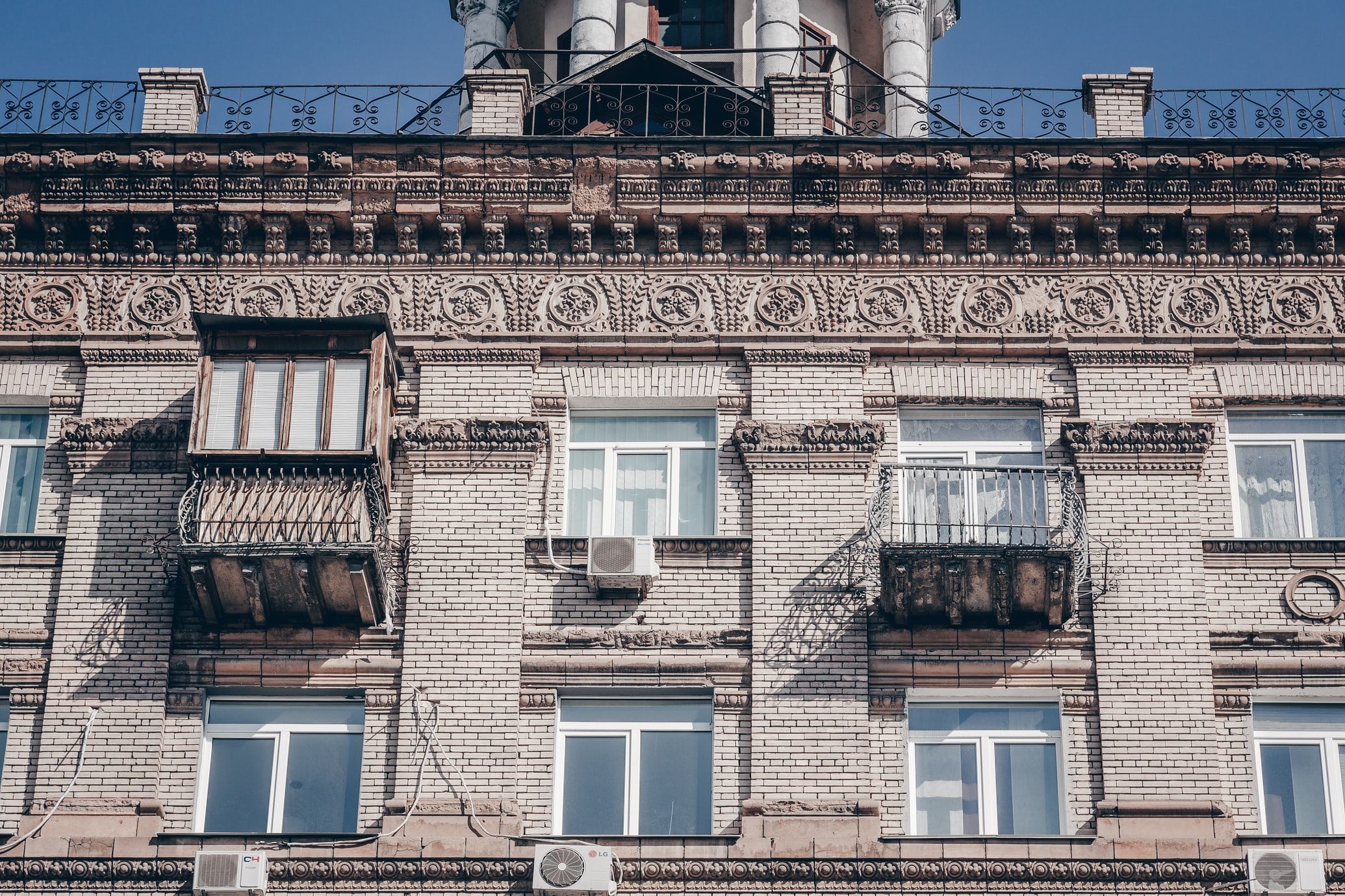 Киев без застекленных балконов: волонтеры начали демонтаж лишних конструкций - Недвижимость