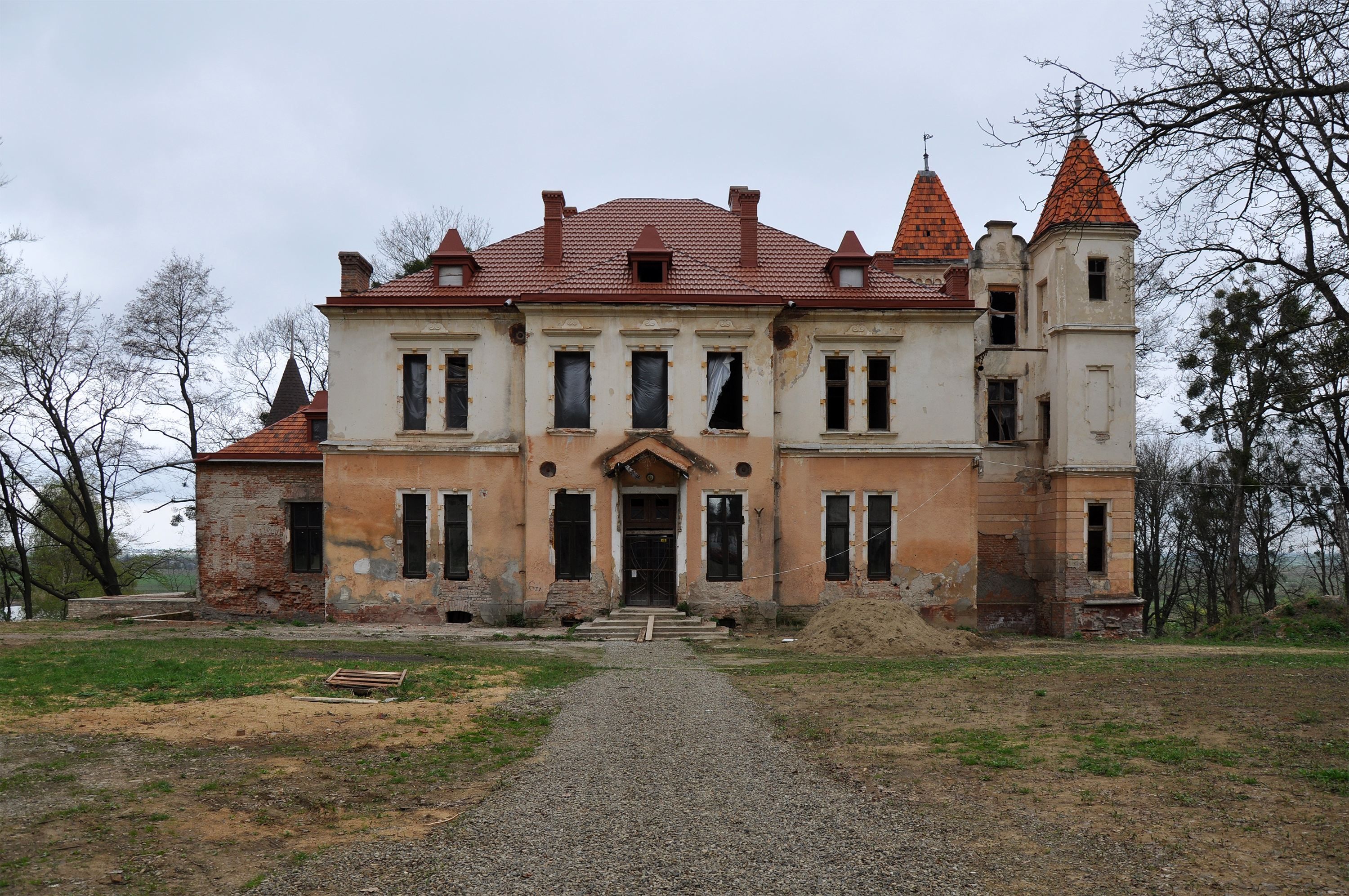 На Львівщині три сім'ї викупили занедбаний палац: як проходить відновлення - Нерухомість