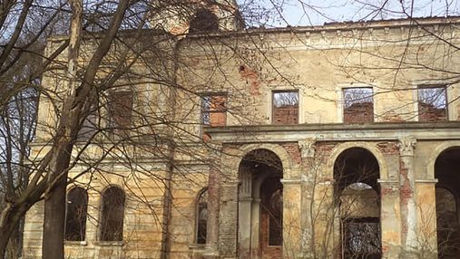 Всього за 1 гривню: на Львівщині продають залишки палацу XVIII століття