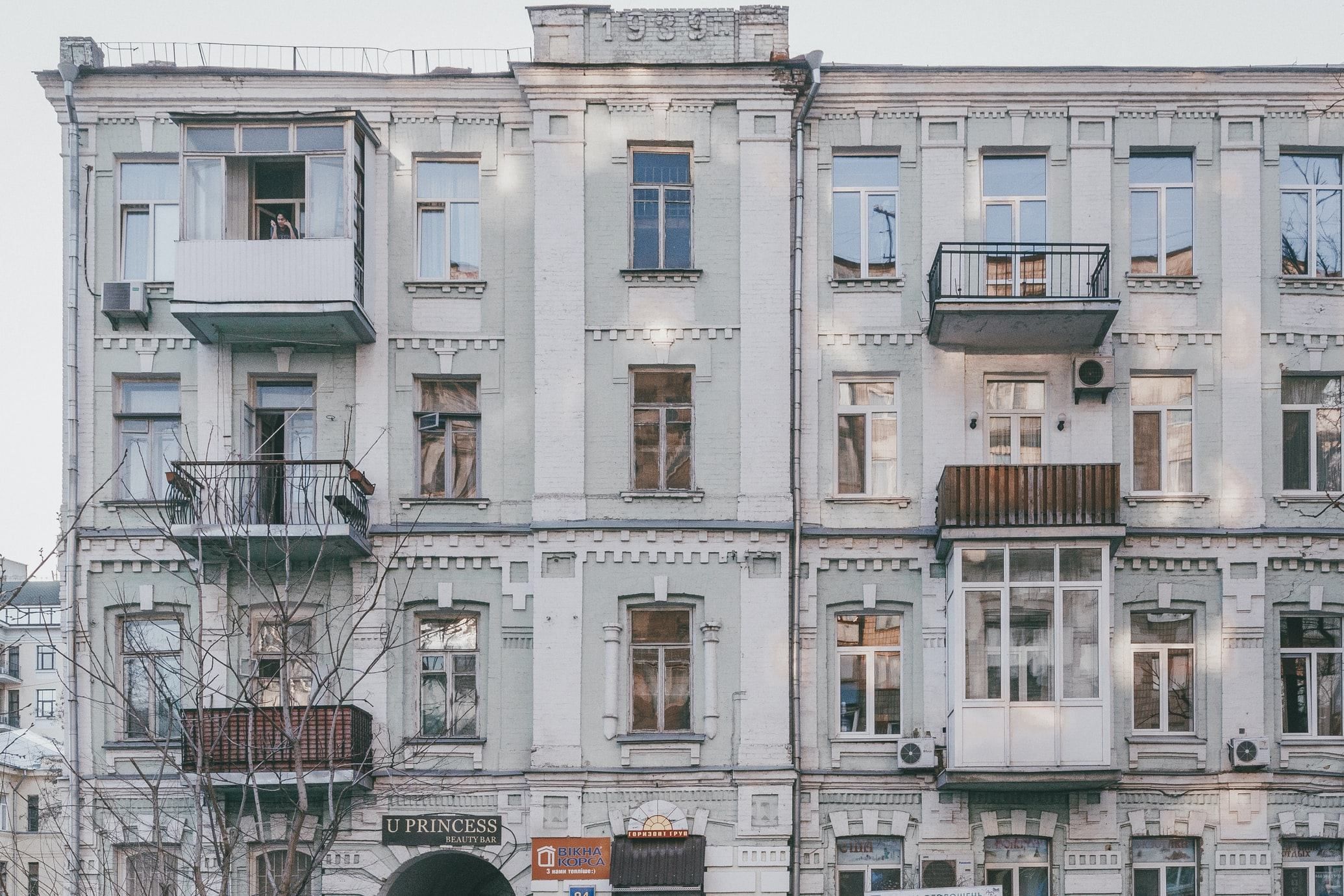 Киевсовет планирует ликвидировать застекленные балконы и кондиционеры на фасадах домов - Недвижимость