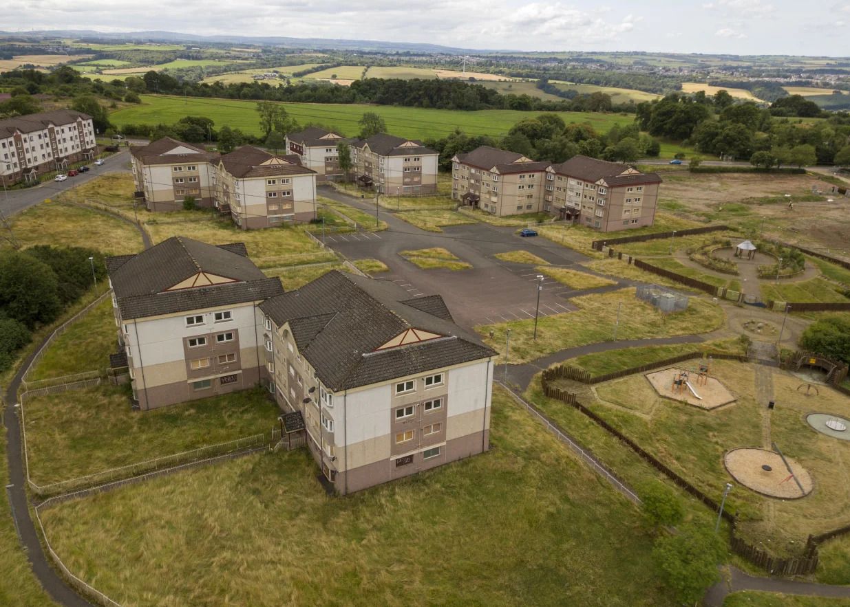 Чоловік залишився жити сам на цілій вулиці Чоловік залишився жити сам на цілій вулиці