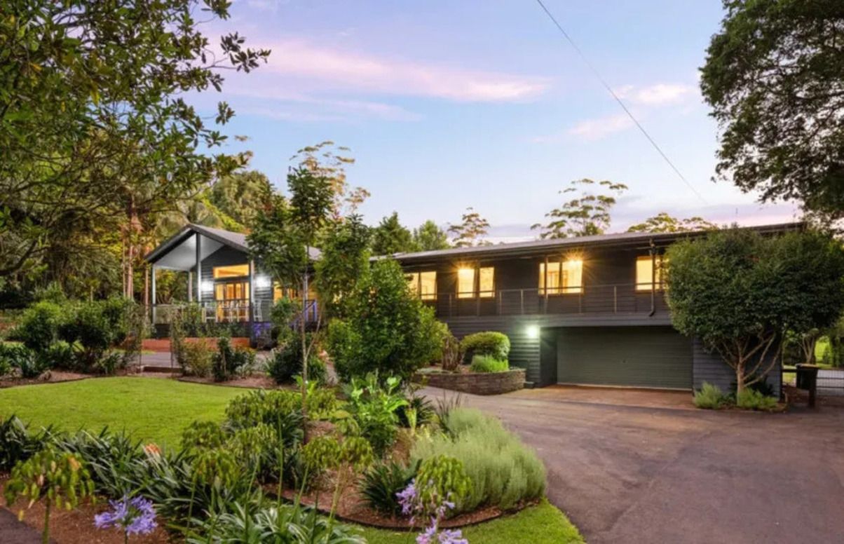 Сучасний будинок на горі серед природи Сучасний будинок на горі серед природи