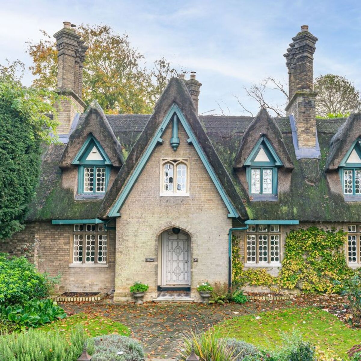 Котедж із секретом усередині Котедж із секретом усередині