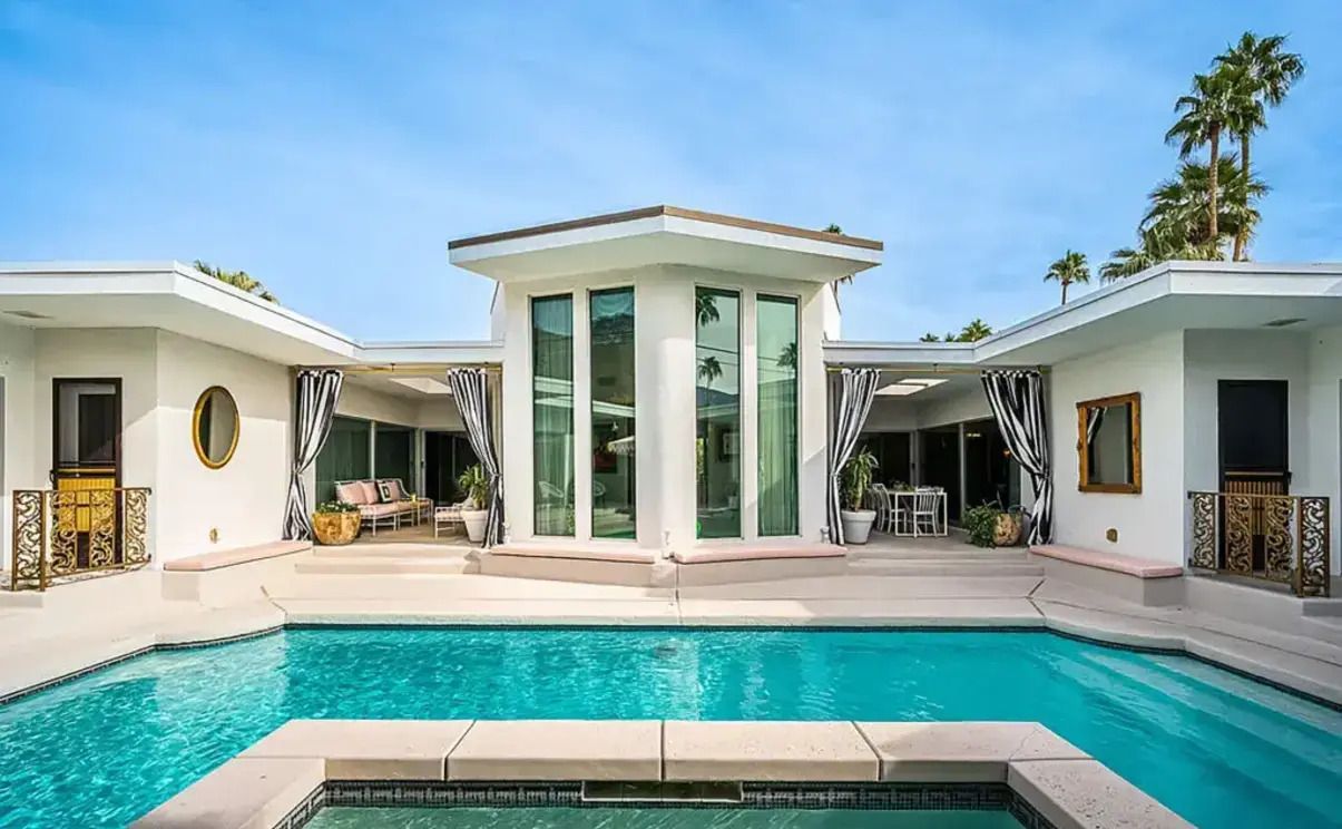 Будинок з дуже яскравим інтер'єром Будинок з дуже яскравим інтер'єром