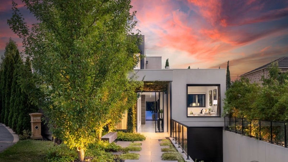 Этот дом продают вместе с элитным авто. Этот дом продают вместе с элитным авто.