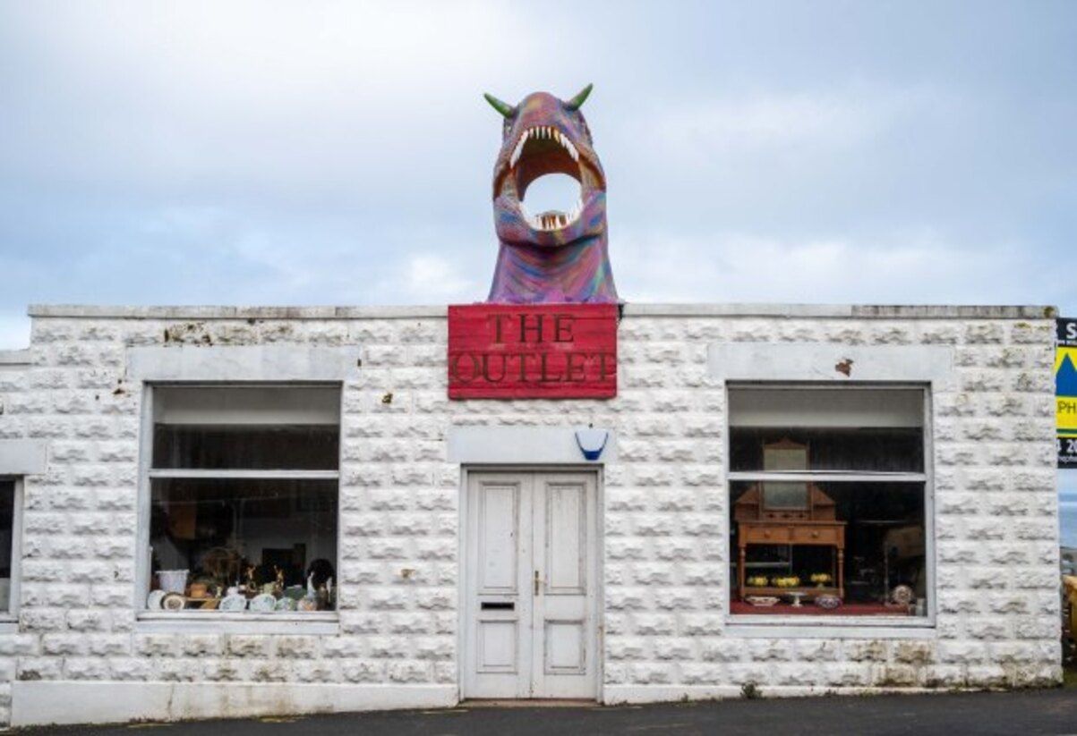 Скульптура в форме головы динозавтра Скульптура в форме головы динозавтра