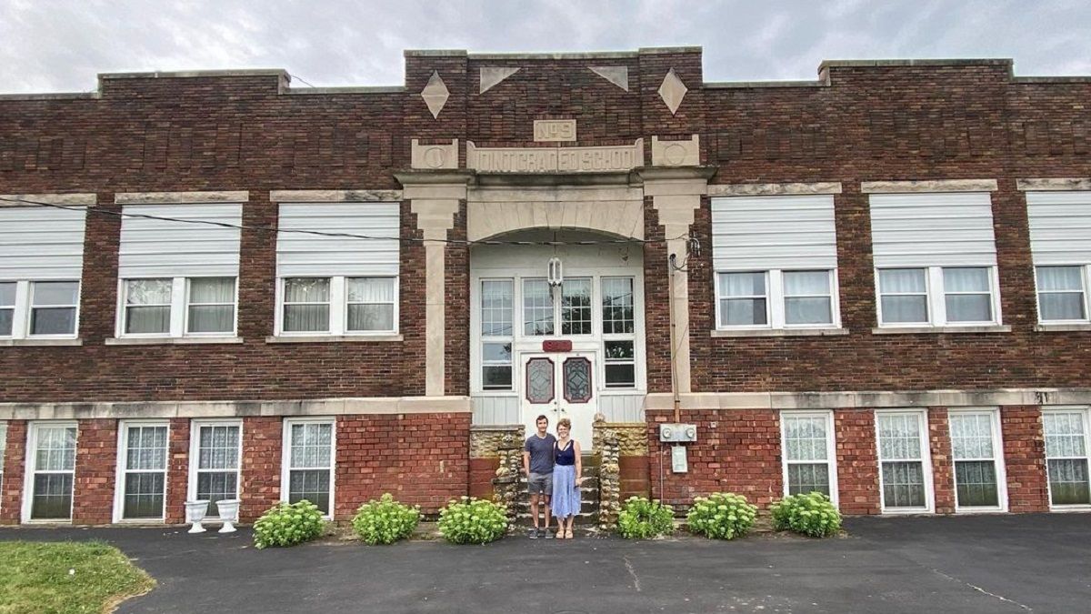 Як пара перетворює стару школу на будинок Як пара перетворює стару школу на будинок