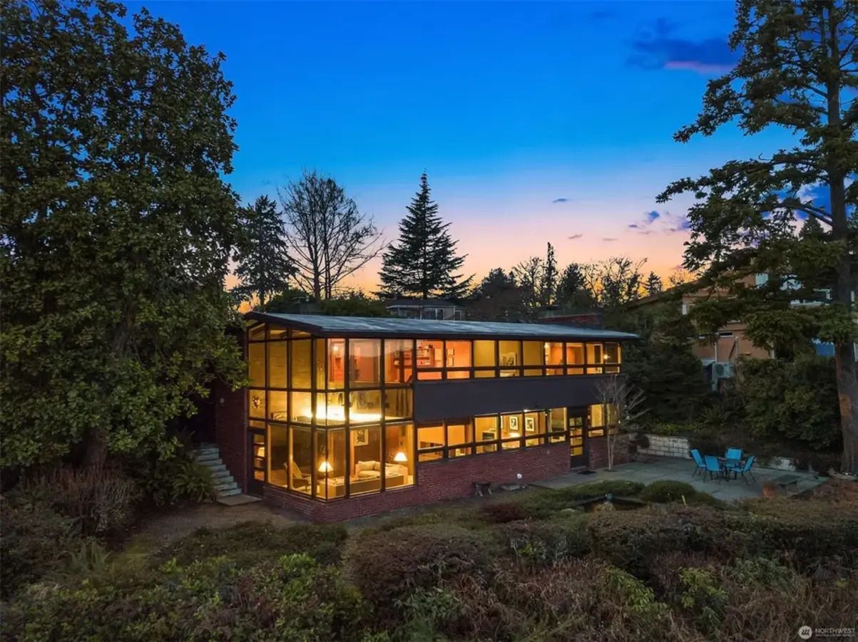 Дім зі скляними стінами Дім зі скляними стінами