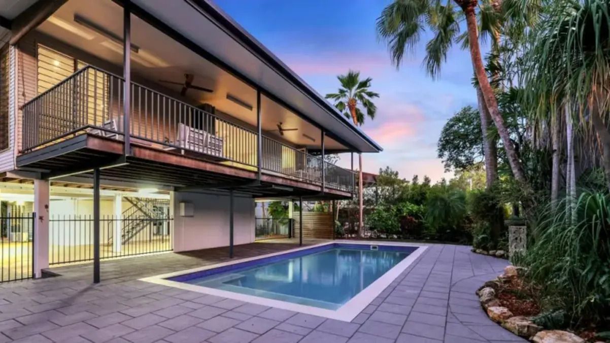 Роскошный дом среди тропических деревьев Роскошный дом среди тропических деревьев