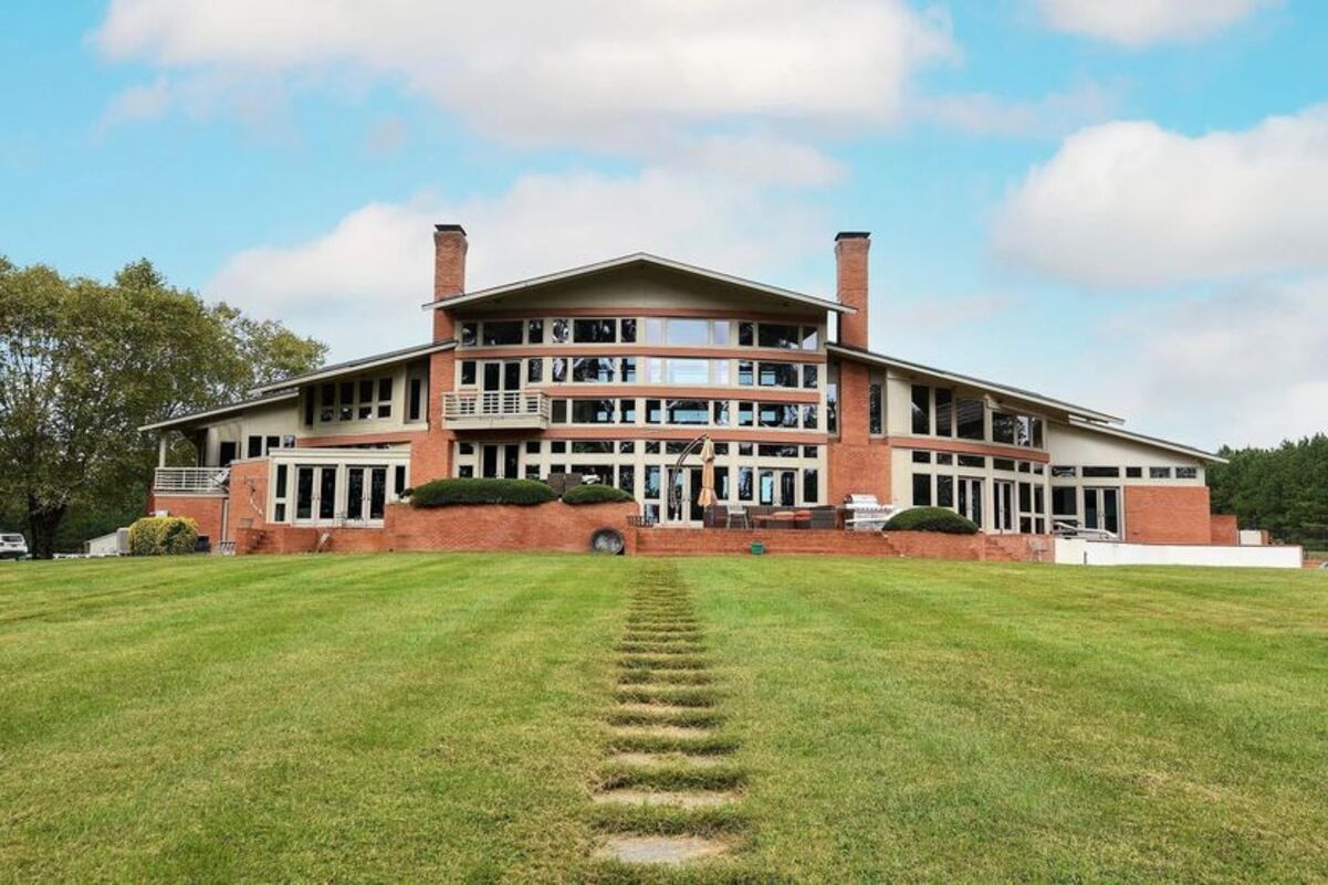 В доме триста окон В доме триста окон