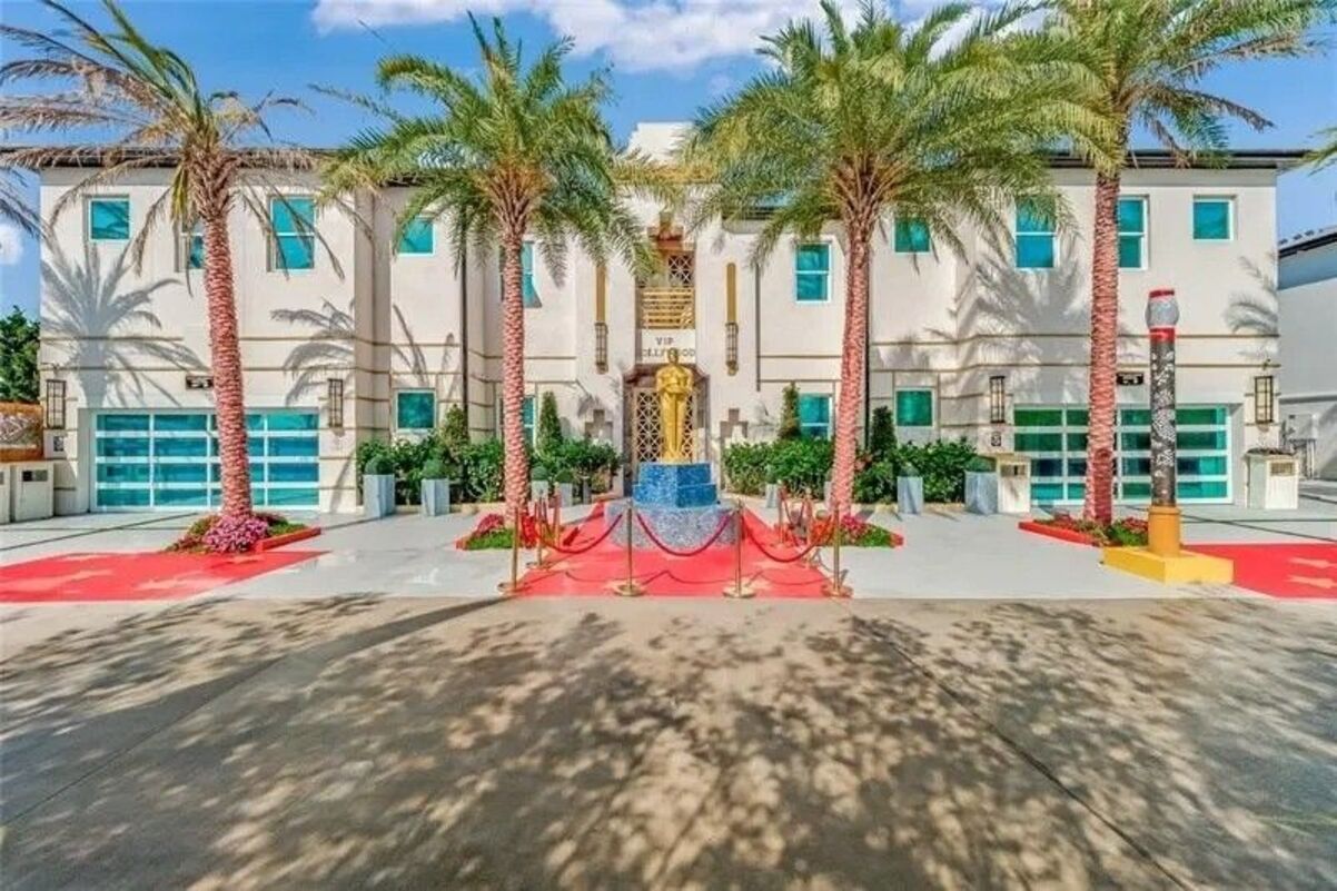 Перед будинком стоїть "Оскар" Перед будинком стоїть "Оскар"