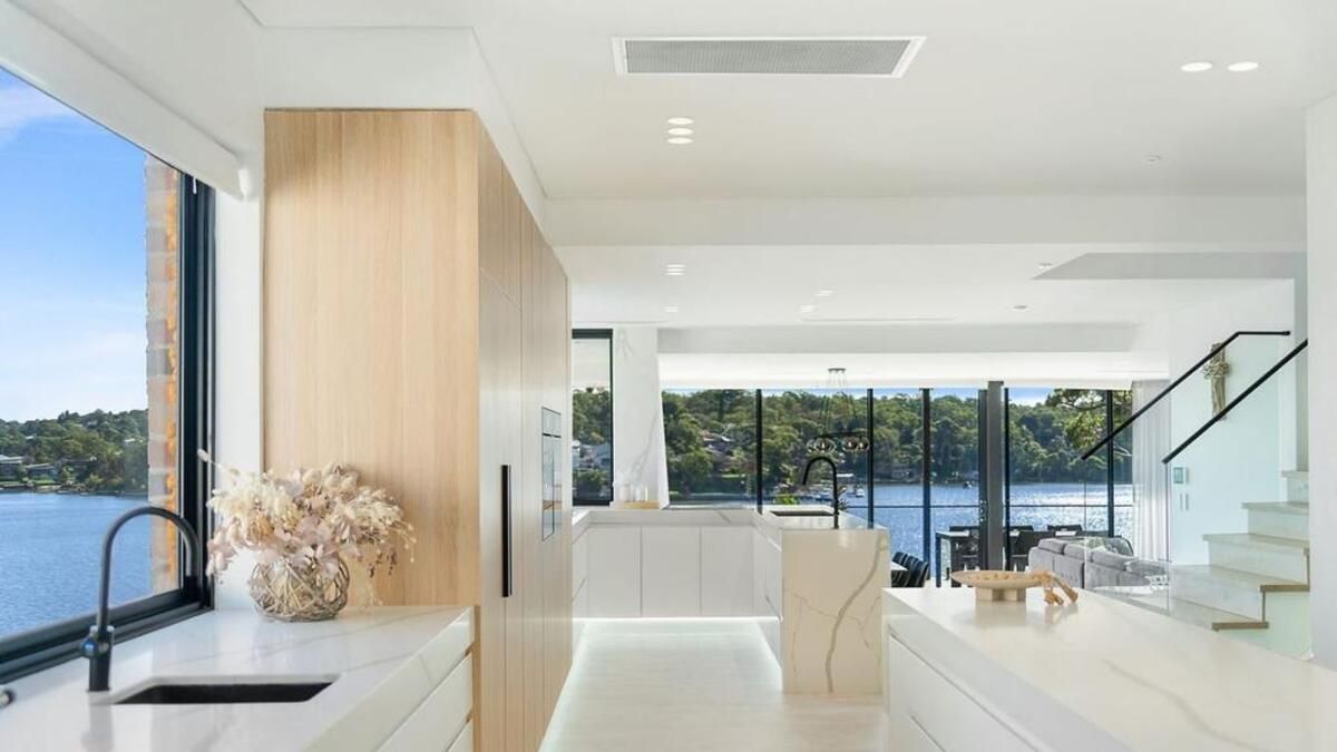 Сучасна кухня з панорамними вікнами Сучасна кухня з панорамними вікнами