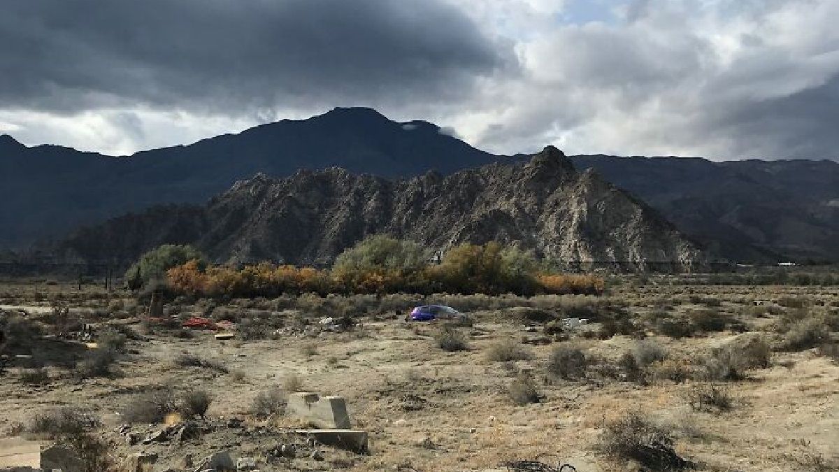 Старий будинок серед пустелі незабаром знесуть Старий будинок серед пустелі незабаром знесуть