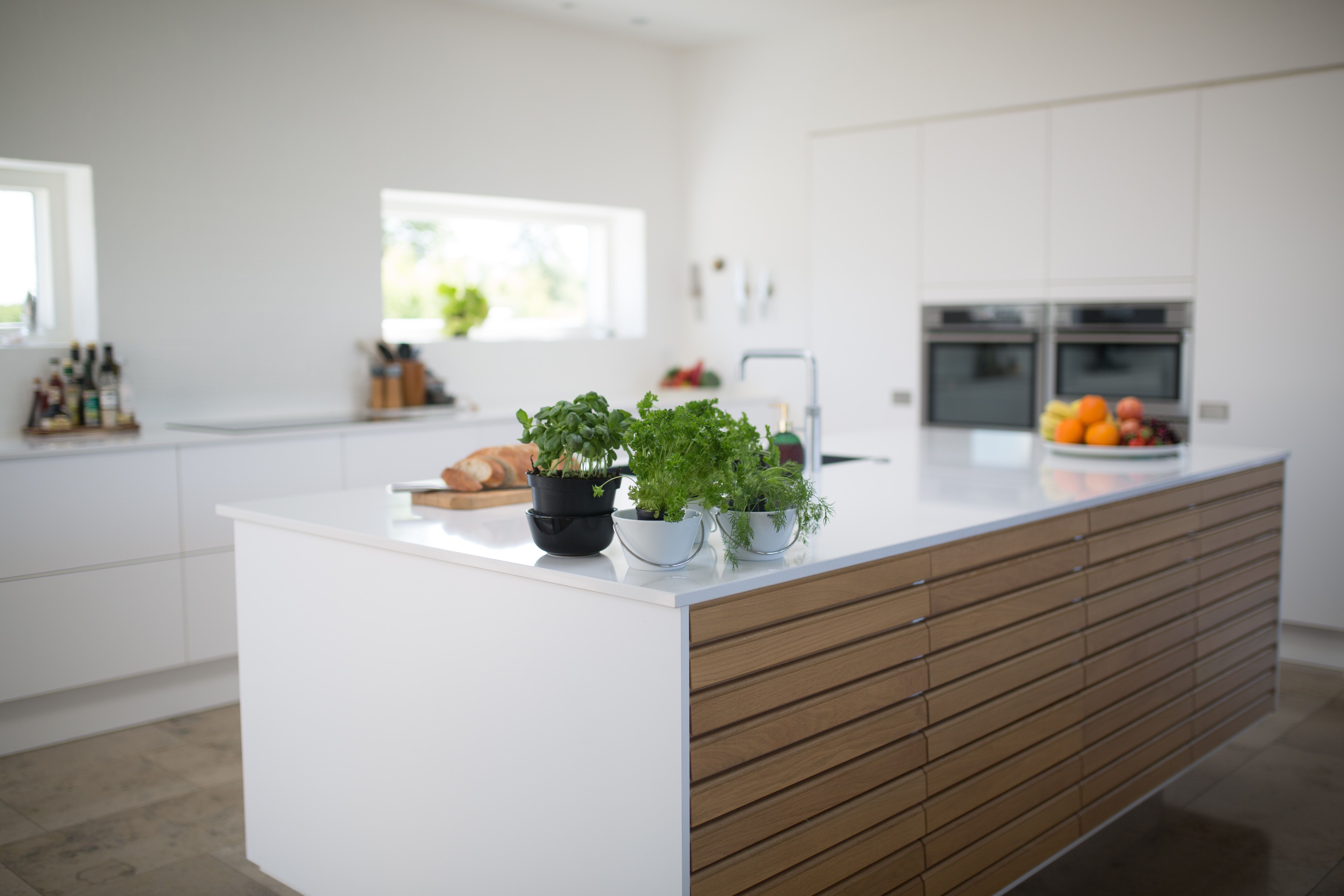 Навесные шкафы в кухне - нужны ли они - какие преимущества и недостатки - Недвижимость