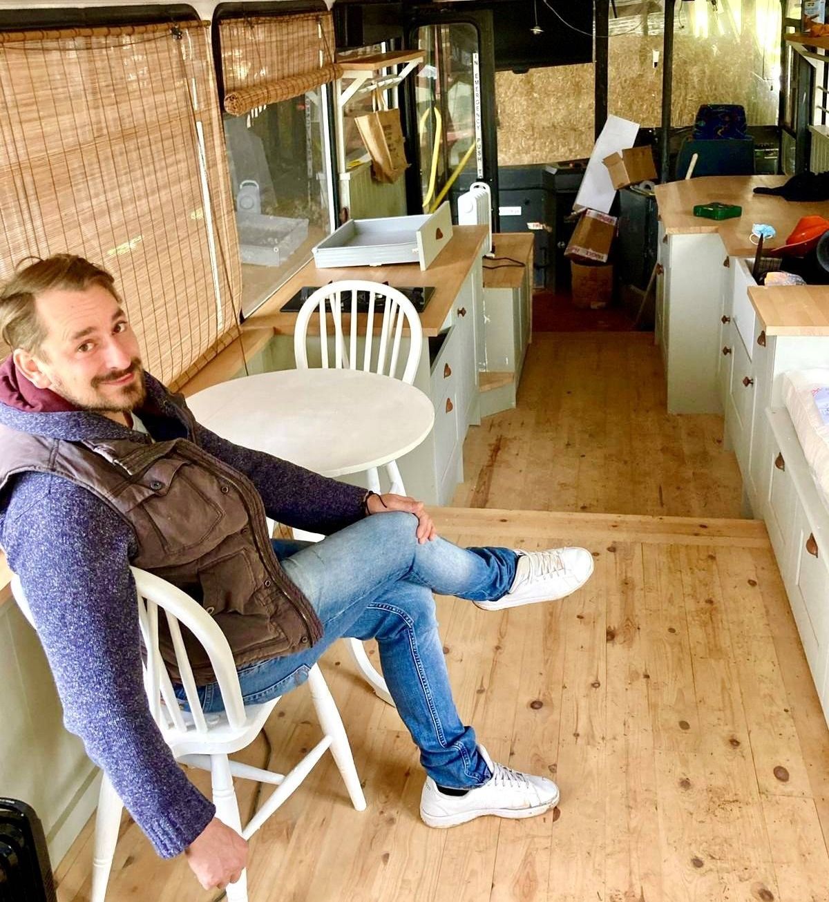 Автобус перетворили на будинок - як виглядає нове житло креативного британця - Нерухомість