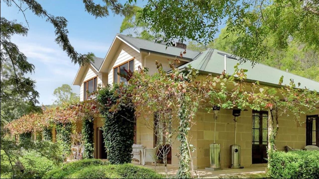 Дім зі шматків старої лікарні - як виглядає цікавий будиночок у мальовничому селі - Нерухомість Дім зі шматків старої лікарні - як виглядає цікавий будиночок у мальовничому селі - Нерухомість