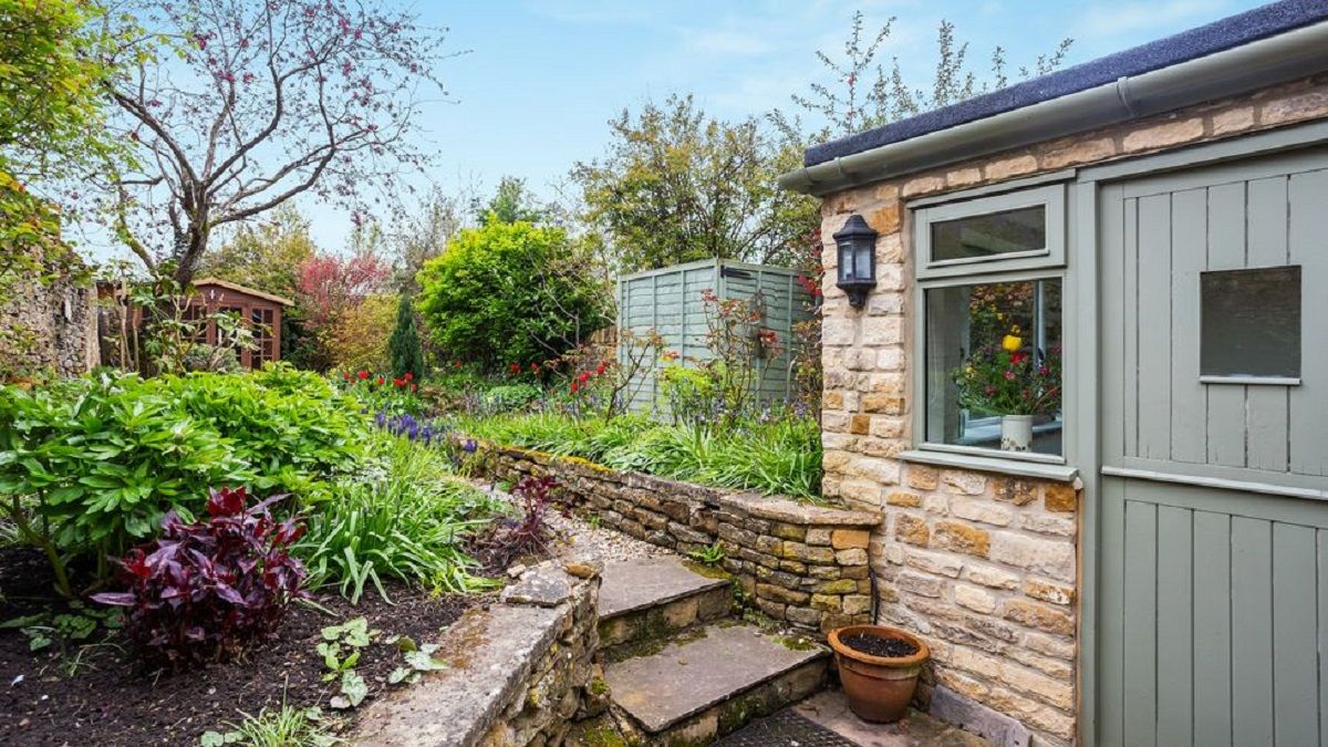 Дом в объятиях сада Дом в объятиях сада