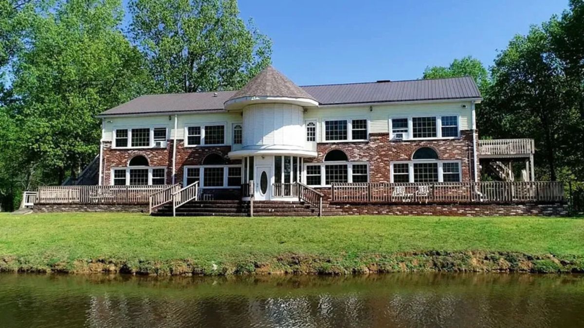 Дом у озера - продают хорошее жилье с часовней - Недвижимость Дом у озера - продают хорошее жилье с часовней - Недвижимость