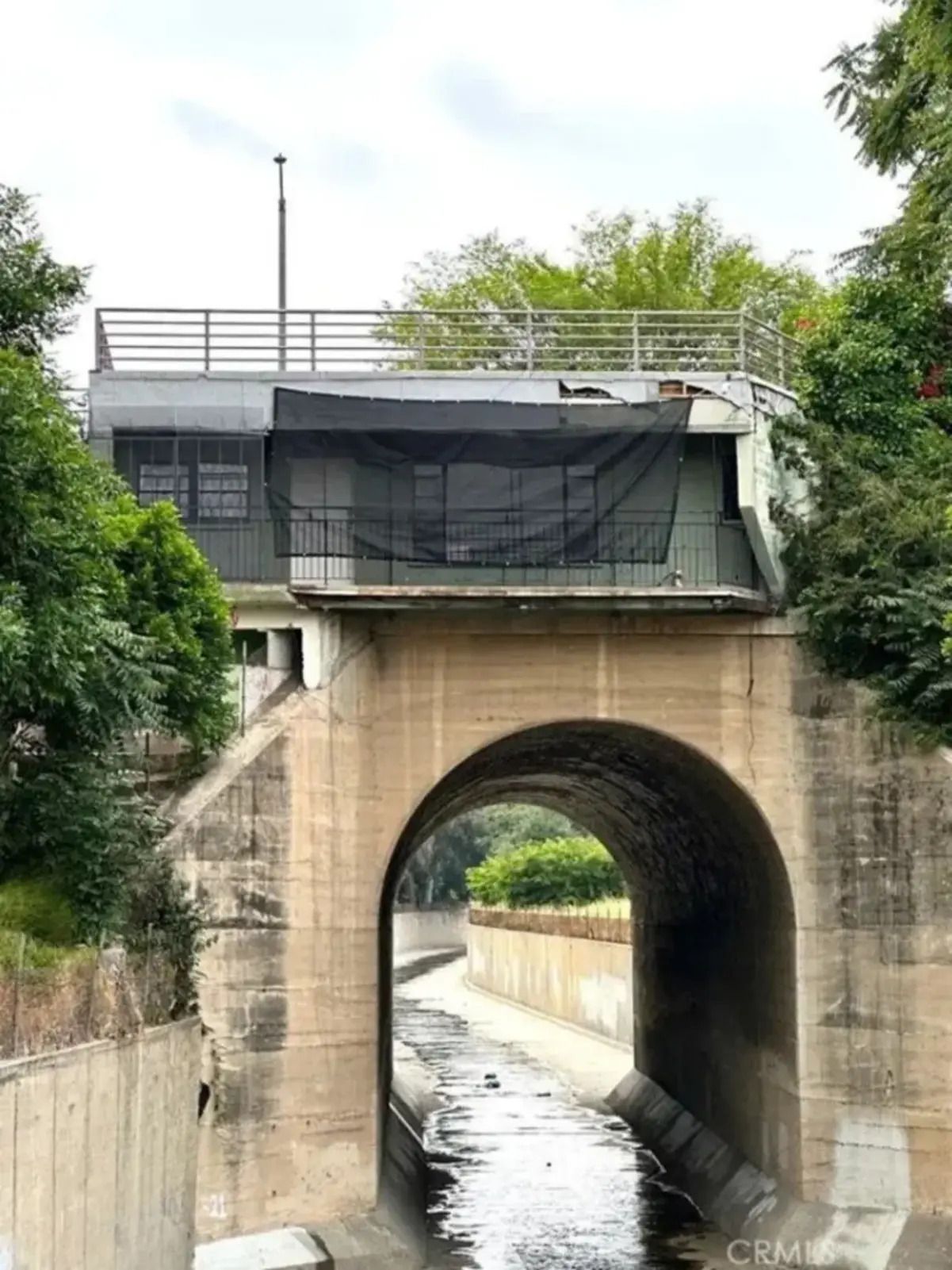 Дім у дивному місці - у Лос-Анджелесі продають житло на мості - Нерухомість Дім у дивному місці - у Лос-Анджелесі продають житло на мості - Нерухомість