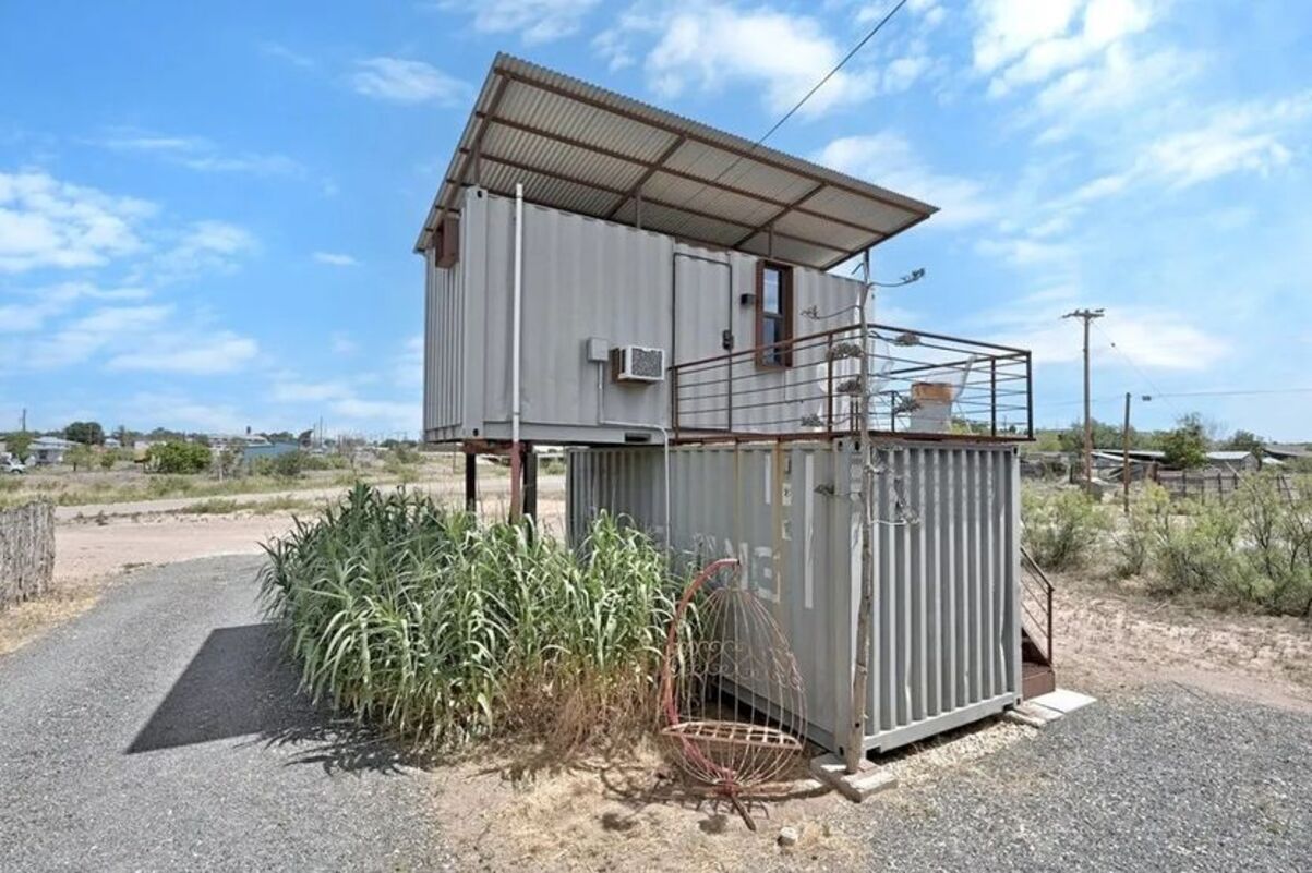 Дом, который построили из транспортных контейнеров – как выглядит это странное жилье – Недвижимость