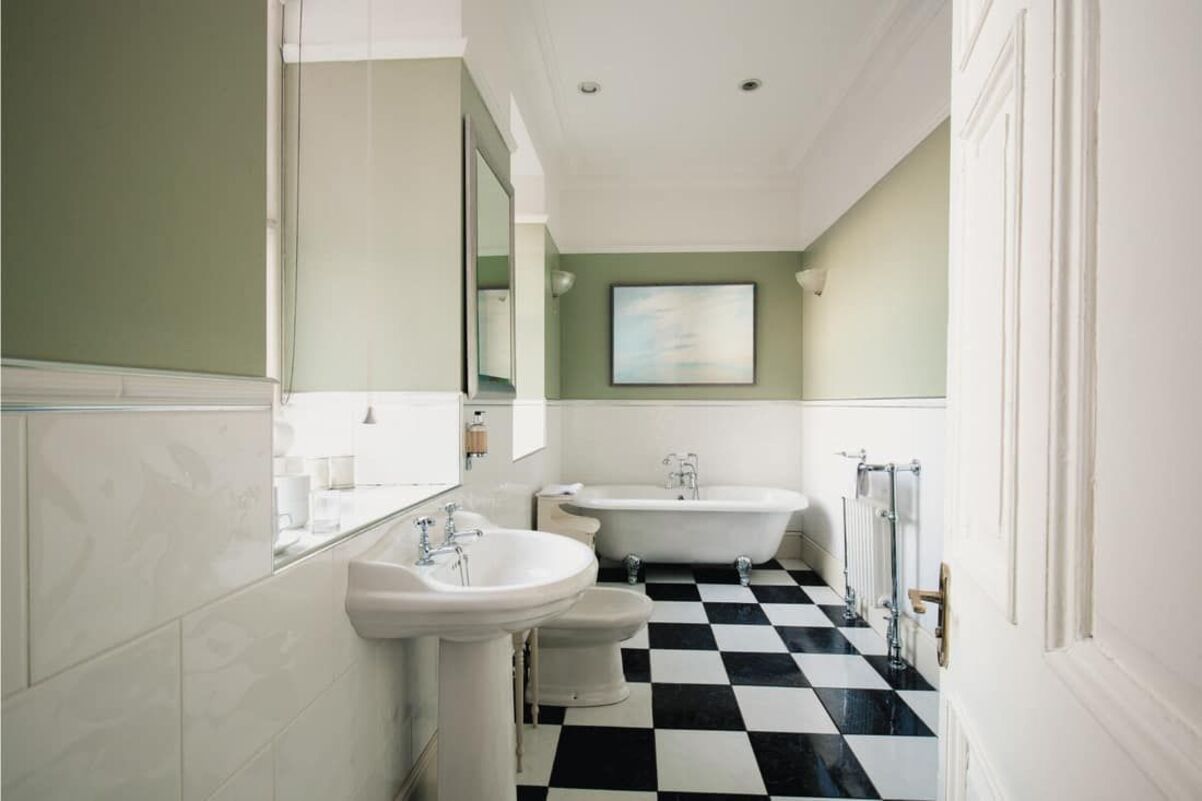 Ванна кімната з чорно-білою плиткою - які кольори обрати для стін та меблів - Нерухомість