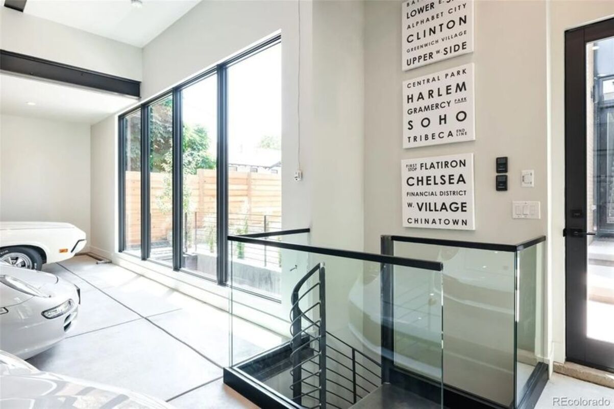 Очень стильный гараж - автолюбители будут в восторге от этой собственности - Недвижимость Очень стильный гараж - автолюбители будут в восторге от этой собственности - Недвижимость